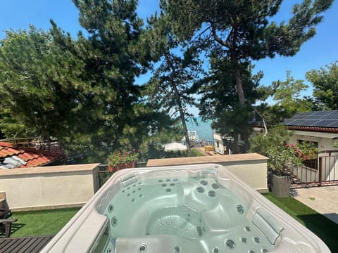 Hot Tub, Lake view