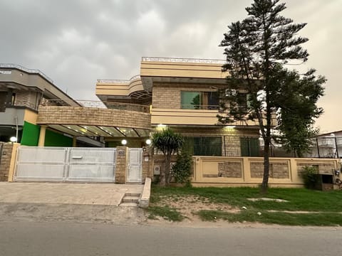Decent Lodge Guest House F-11 Bed and Breakfast in Islamabad