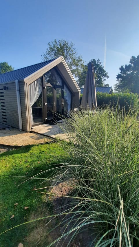 Ferienhaus Holland Beachhouse, modern eingerichtet, in schöner Lage am Veluwemeer, inklusive Garten, Terrasse am Wasser, Parkplatz und WLAN Chalet in Biddinghuizen