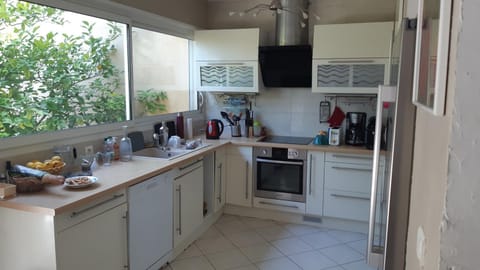 Coffee/tea facilities, Kitchen or kitchenette, dishwasher, stove, toaster