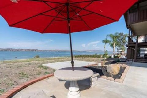 Amazing Lakefront Home with a Private Beach Casa in Lake Elsinore
