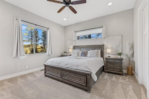 360 Rooftop Views, New Build, Hottub, Mtn Luxury Haus in Flagstaff