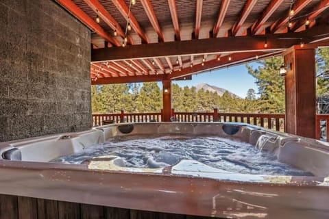 Renovated Famous Cabin, Hottub, Mtn Views, 6 bdrms Maison in Flagstaff