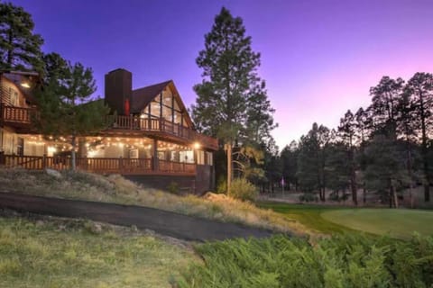 Renovated Famous Cabin, Hottub, Mtn Views, 6 bdrms Casa in Flagstaff