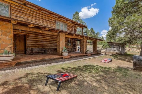 Historic Cabin, Chic-n-rustic, Hottub, Horse Ranch House in Flagstaff