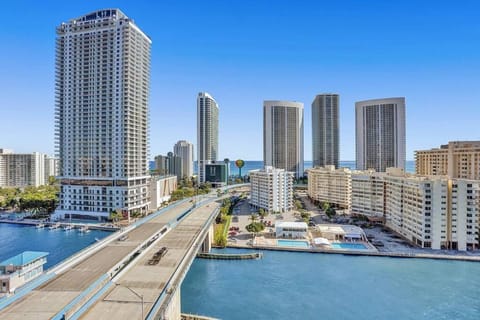 Perfect Vacation 4 Bedroom Condo Beach Access Apartment in Hallandale Beach