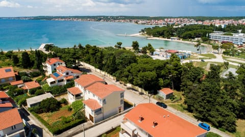 Property building, Nearby landmark, Neighbourhood, Natural landscape, Bird's eye view, Beach, Street view