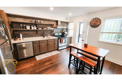 Coffee/tea facilities, Kitchen or kitchenette, Dining area, dishwasher, pet friendly, stove