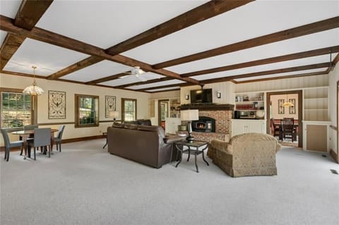 White River Mountain Manor- Million dollar view Haus in Carroll County