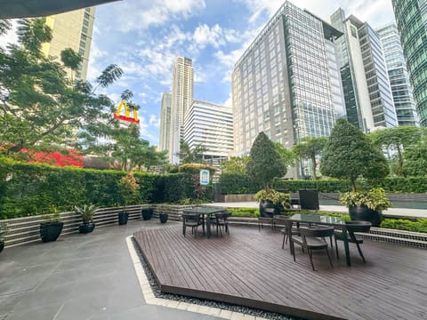 Vibrant Oasis with the best view + Fast WiFi Apartment hotel in Makati