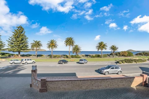 Beautiful Beach Front Townhouse Casa in Victor Harbor