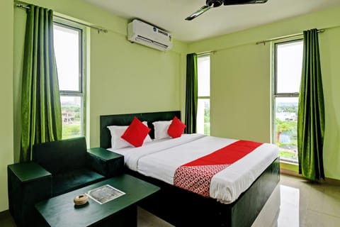 OYO Flagship Night Quine Guest House Hotel in Kolkata