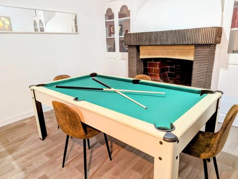 Billiard, Game Room