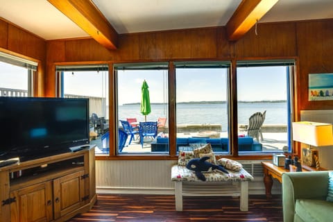 Waterfront Birch Bay Cabin Beach Access and Sunsets Haus in Birch Bay