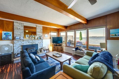 Waterfront Birch Bay Cabin Beach Access and Sunsets Haus in Birch Bay