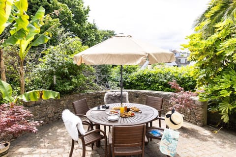 Patio, Day, Seating area, Garden view