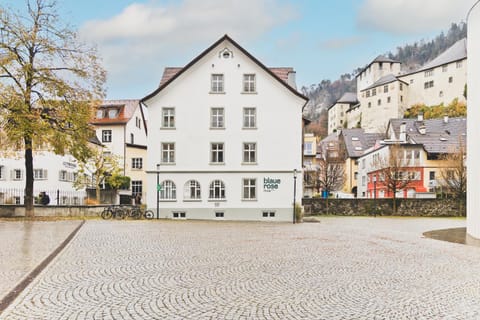 Property building, Facade/entrance, Day, Neighbourhood, City view, Street view, Location