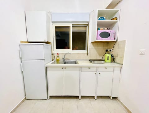 Kitchen or kitchenette, minibar, stove