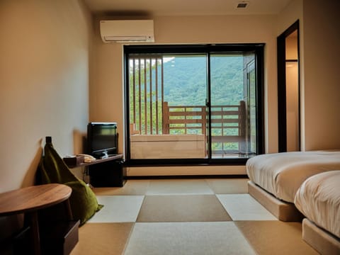 Bed, Natural landscape, TV and multimedia, Photo of the whole room, Mountain view, air conditioner