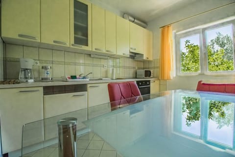 View (from property/room), Kitchen or kitchenette, Photo of the whole room, Dining area