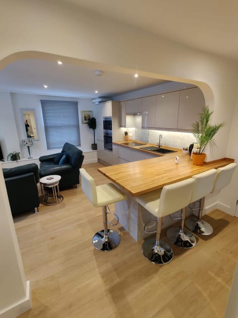 Kitchen or kitchenette, Living room, Seating area, Dining area