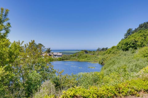 Peaceful Cloverdale Home - Walk to Winema Beach House in Oregon