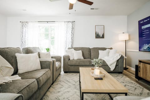 Tranquil Luxury: Modern Comfort! Condo in Lynchburg
