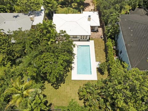 Summer Estate - Pool Parking & Prime Location House in Coconut Grove