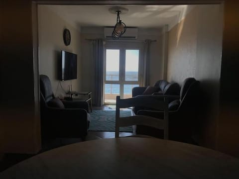 Luxury apartment (Families or same gender only) Condo in Alexandria
