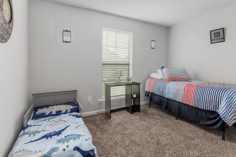 Spacious & Comfy KING Bed with Garage in Lake Charles Casa in Lake Charles