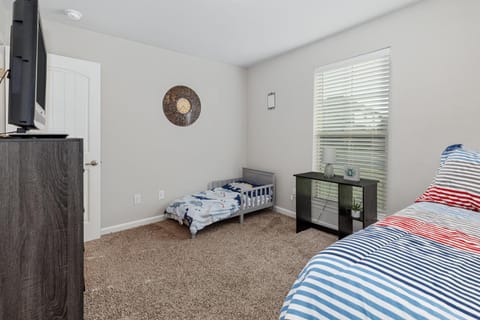 Spacious & Comfy KING Bed with Garage in Lake Charles Haus in Lake Charles