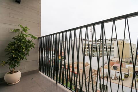 Elegant 2BR with Balcony in Miraflores Apartamento in Miraflores