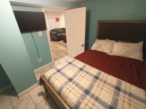 Bed, TV and multimedia, Bedroom