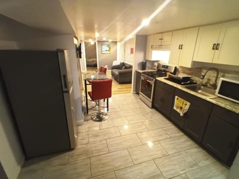 Kitchen or kitchenette, Dining area, minibar, pet friendly