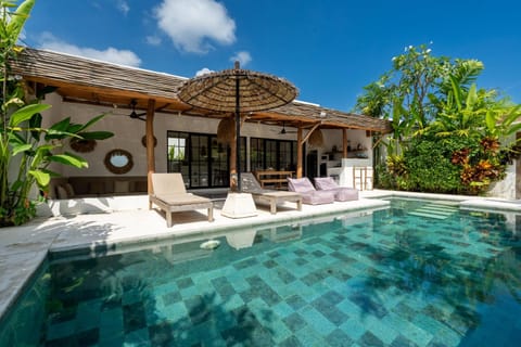Property building, Patio, Day, Garden, Garden view, Pool view, Swimming pool, sunbed