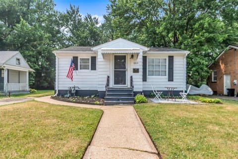 Cozy Home Close To, State Street and Downtown House in Rockford