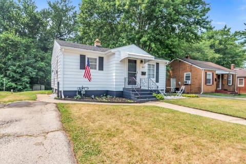 Cozy Home Close To, State Street and Downtown House in Rockford