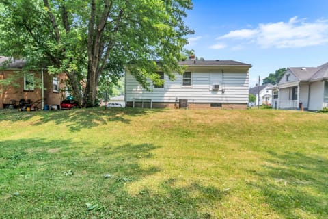 Cozy Home Close To, State Street and Downtown House in Rockford