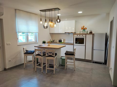 Kitchen or kitchenette, Dining area, dishwasher, pet friendly, stove
