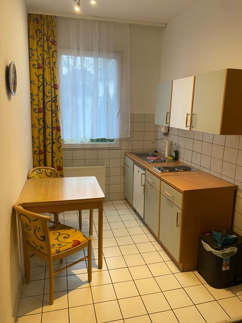 Kitchen or kitchenette, Dining area, stove