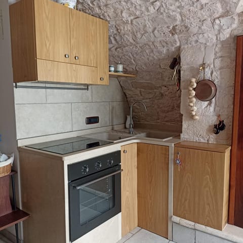 Kitchen or kitchenette, pet friendly, stove