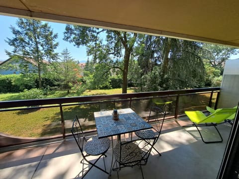 Spring, Day, Natural landscape, Garden, Dining area, Garden view