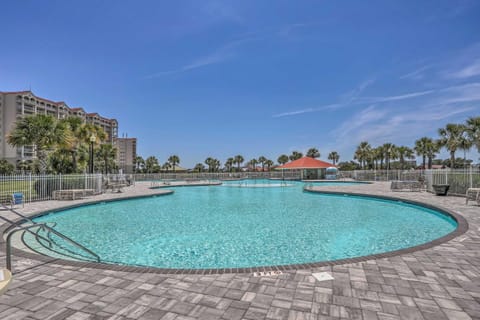 North Myrtle Beach Townhome with Pool and Golf Access Casa in North Myrtle Beach