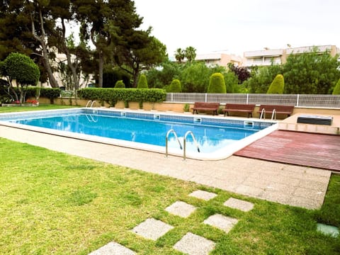 Penthouse with 95m2 Solarium, pool and seaview Apartment in Baix Penedès
