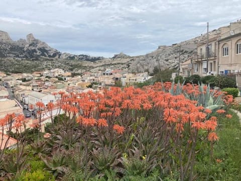 MAISON VUE MAGISTRALE SUR LE PORT ET CALANQUES DES GOUDES MARSEILLE Casa in Marseille