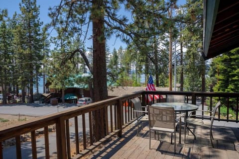 Cozy 3BDR - 1 Minute to the Beach! House in Tahoe Vista