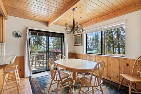 Cozy 3BDR - 1 Minute to the Beach! House in Tahoe Vista