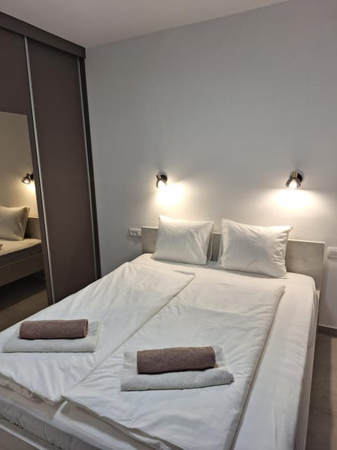 Bed, Bedroom, towels