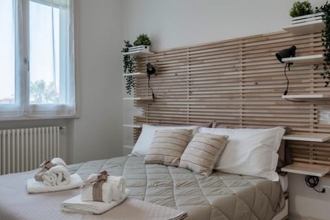 Bed, Bedroom, internet, towels