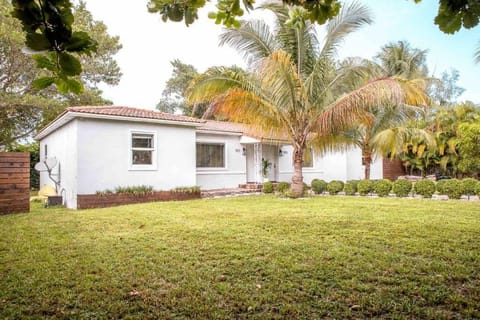HOUSE WITH POOL, 10 MINS DRIVE TO THE BEACH! Casa in Biscayne Park